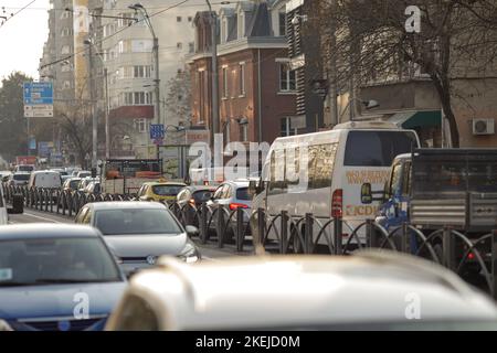 Bukarest, Rumänien - 10. November 2022: Schwerer Autoverkehr in der Innenstadt von Bukarest. Stockfoto