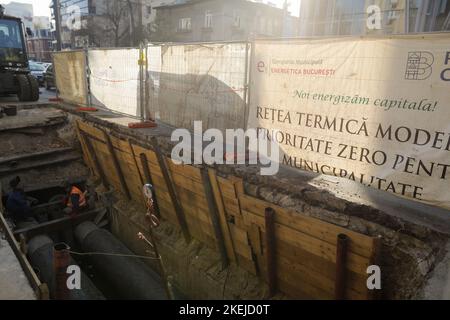 Bukarest, Rumänien - 10. November 2022: Baustelle auf der Straße für Arbeiter zur Reparatur einer RADET (Termoenergetica)-Pipeline in Bukarest. Stockfoto