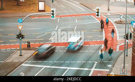 Luftaufnahme der Stadtkreuzung Kreuzung Kreuzung mit Bewegung verschwommen Verkehr von Autos und Radfahrern auf dem Radweg Stockfoto