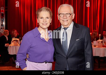 Hamburg, Deutschland. 12.. November 2022. Cornelia Poletto, Chefkoch, und Rüdiger Grube kommen anlässlich der Premiere des neuen Showprogramms „Unikate“ in Polettos „Palazzo“. Quelle: Georg Wendt/dpa/Alamy Live News Stockfoto