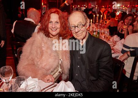 Hamburg, Deutschland. 12.. November 2022. Hans Peter Korff, Schauspieler und Ehefrau Christiane Leuchtmann kommen anlässlich der Premiere des neuen Showprogramms „Unikate“ in Cornelia Polettos „Palazzo“. Quelle: Georg Wendt/dpa/Alamy Live News Stockfoto