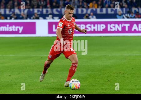 Joshua KIMMICH (M) mit Ball, Single Action mit Ball, Action, Fußball 1. Bundesliga, 15. Spieltag, FC Schalke 04 (GE) - FC Bayern München (M) 0: 2 am 12.. November 2022 in Gelsenkirchen/Deutschland. Stockfoto