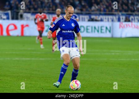 Henning MATRICIANI (GE) mit Ball, Single Action mit Ball, Action, Fußball 1. Bundesliga, 15. Spieltag, FC Schalke 04 (GE) - FC Bayern München (M) 0: 2 am 12.. November 2022 in Gelsenkirchen/Deutschland. Stockfoto