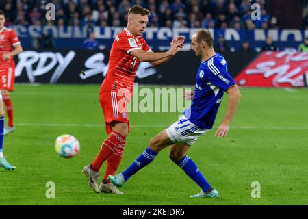 Joshua KIMMICH (links, M) gegen Henning MATRICIANI (GE), Action, Duelle, Fußball 1. Bundesliga, 15. Spieltag, FC Schalke 04 (GE) - FC Bayern München (M) 0: 2 am 12.. November 2022 in Gelsenkirchen/Deutschland. Stockfoto