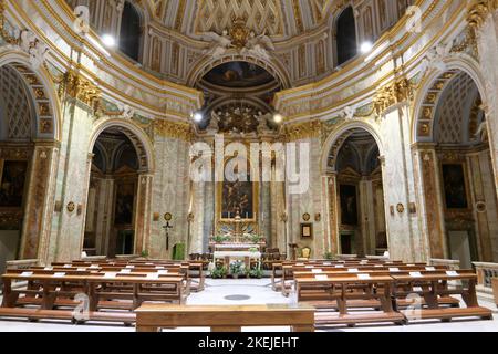 DAS EINSCHIFFIGE KIRCHENSCHIFF DER KIRCHE DER SANTISSIMA TRINITA' DEGLI SPAGNOLI Stockfoto