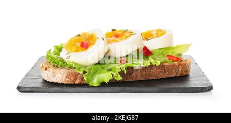 Gehen Sie auf einen köstlichen Toast mit gekochtem Ei auf weißem Hintergrund Stockfoto