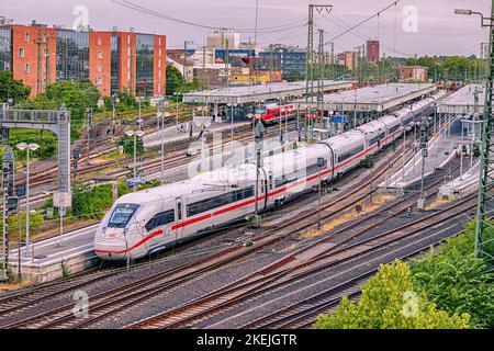 26. Juli 2022, Münster, Deutschland: Der moderne Hochgeschwindigkeitszug der DB Deutche Bahn befördert Fahrgäste. Verzweigung von Eisenbahnschienen in der Nähe von Bahnhöfen und pla Stockfoto