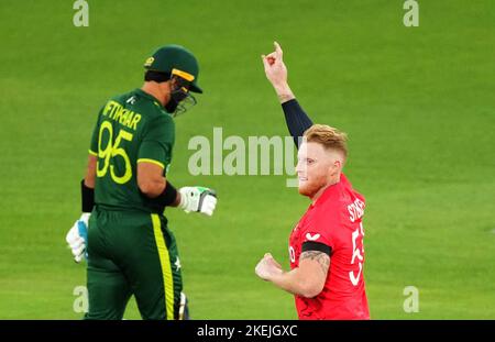 Der englische Ben Stokes feiert, nachdem er den pakistanischen Iftikhar Ahmed beim Weltcup-Finale T20 auf dem Melbourne Cricket Ground, Melbourne, entlässt hat. Bilddatum: Sonntag, 13. November 2022. Stockfoto