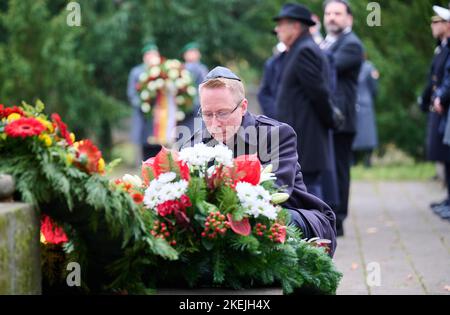 Berlin, Deutschland. 13.. November 2022. Dennis Buchner, Präsident des Berliner Repräsentantenhauses, stellt den Kranz während der Gedenkfeierlichkeiten auf dem Jüdischen Friedhof Berlin-Weißensee auf. Quelle: Annette Riedl/dpa/Alamy Live News Stockfoto