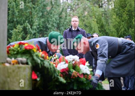 Berlin, Deutschland. 13.. November 2022. Dennis Buchner, Präsident des Berliner Repräsentantenhauses, hält während der Gedenkfeierlichkeiten auf dem Jüdischen Friedhof Berlin-Weissensee inne. Quelle: Annette Riedl/dpa/Alamy Live News Stockfoto