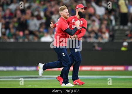 Der englische Ben Stokes (links) feiert mit seinem Teamkollegen Moeen Ali, nachdem er das Wicket des pakistanischen Iftikhar Ahmed beim Weltcup-Finale T20 auf dem Melbourne Cricket Ground, Melbourne, gewonnen hat. Bilddatum: Sonntag, 13. November 2022. Stockfoto