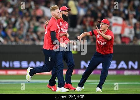 Der englische Ben Stokes (links) feiert mit seinen Teamkollegen, nachdem er das Wicket des pakistanischen Iftikhar Ahmed während des Weltcup-Finalmatches T20 auf dem Melbourne Cricket Ground, Melbourne, gewonnen hat. Bilddatum: Sonntag, 13. November 2022. Stockfoto