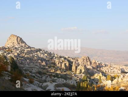 Schloss Uchisar und Dorf aus dem Taubental in Goreme, Nevsehir, Türkei Stockfoto