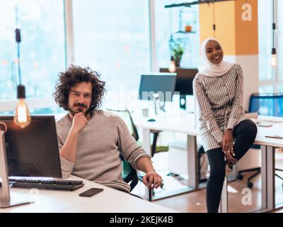 Vorstellung Der Idee Für Das Startup-Marketing. Gruppe junger multiethnischer Mitarbeiter, die großartige Geschäftsentscheidungen treffen. Kreative Teamdiskussion Corporate Work Stockfoto