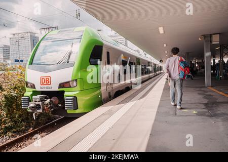 27. Juli 2022, Münster, Deutschland: Bahnsteig mit einem modernen DB-Hochgeschwindigkeitszug, der nach dem Zeitplan nach Düsseldorf abfährt Stockfoto
