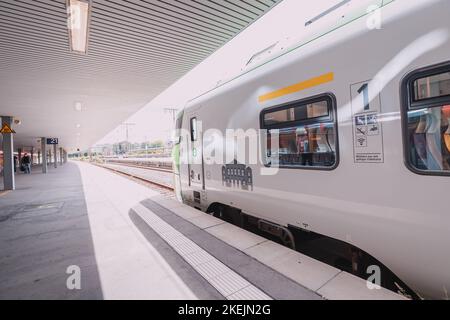 27. Juli 2022, Münster, Deutschland: Bahnsteig mit einem modernen DB-Hochgeschwindigkeitszug, der nach dem Zeitplan nach Düsseldorf abfährt Stockfoto
