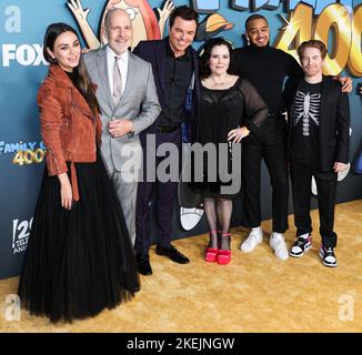 Los Angeles, Usa. 12.. November 2022. LOS ANGELES, KALIFORNIEN, USA - 12. NOVEMBER: Mila Kunis, Mike Henry, Seth MacFarlane, Alex Borstein, Arif Zahir und Seth Green kommen zur FOX's 'Family Guy' 400. Episode-Veranstaltung, die am 12. November 2022 im Fox Studio Lot in Los Angeles, Kalifornien, USA, stattfand. (Foto von Xavier Collin/Image Press Agency) Quelle: Image Press Agency/Alamy Live News Stockfoto