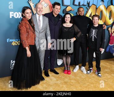 Los Angeles, Usa. 12.. November 2022. LOS ANGELES, KALIFORNIEN, USA - 12. NOVEMBER: Mila Kunis, Mike Henry, Seth MacFarlane, Alex Borstein, Arif Zahir und Seth Green kommen zur FOX's 'Family Guy' 400. Episode-Veranstaltung, die am 12. November 2022 im Fox Studio Lot in Los Angeles, Kalifornien, USA, stattfand. (Foto von Xavier Collin/Image Press Agency) Quelle: Image Press Agency/Alamy Live News Stockfoto