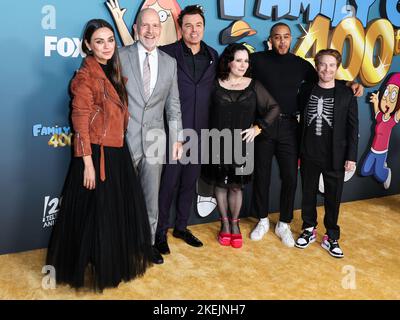 Los Angeles, Usa. 12.. November 2022. LOS ANGELES, KALIFORNIEN, USA - 12. NOVEMBER: Mila Kunis, Mike Henry, Seth MacFarlane, Alex Borstein, Arif Zahir und Seth Green kommen zur FOX's 'Family Guy' 400. Episode-Veranstaltung, die am 12. November 2022 im Fox Studio Lot in Los Angeles, Kalifornien, USA, stattfand. (Foto von Xavier Collin/Image Press Agency) Quelle: Image Press Agency/Alamy Live News Stockfoto