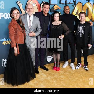 Los Angeles, Usa. 12.. November 2022. LOS ANGELES, KALIFORNIEN, USA - 12. NOVEMBER: Mila Kunis, Mike Henry, Seth MacFarlane, Alex Borstein, Arif Zahir und Seth Green kommen zur FOX's 'Family Guy' 400. Episode-Veranstaltung, die am 12. November 2022 im Fox Studio Lot in Los Angeles, Kalifornien, USA, stattfand. (Foto von Xavier Collin/Image Press Agency) Quelle: Image Press Agency/Alamy Live News Stockfoto