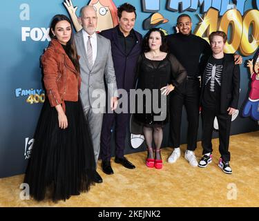 Los Angeles, Usa. 12.. November 2022. LOS ANGELES, KALIFORNIEN, USA - 12. NOVEMBER: Mila Kunis, Mike Henry, Seth MacFarlane, Alex Borstein, Arif Zahir und Seth Green kommen zur FOX's 'Family Guy' 400. Episode-Veranstaltung, die am 12. November 2022 im Fox Studio Lot in Los Angeles, Kalifornien, USA, stattfand. (Foto von Xavier Collin/Image Press Agency) Quelle: Image Press Agency/Alamy Live News Stockfoto