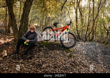 Montain Biking im Betteshanger Country Park Sandwich Kent auf einem KTM E-Bike Stockfoto