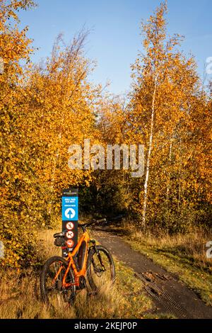 Montain Biking im Betteshanger Country Park Sandwich Kent auf einem KTM E-Bike Stockfoto