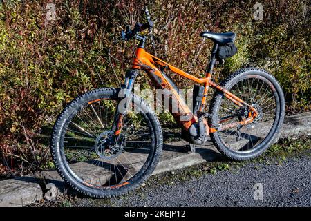 Montain Biking im Betteshanger Country Park Sandwich Kent auf einem KTM E-Bike Stockfoto