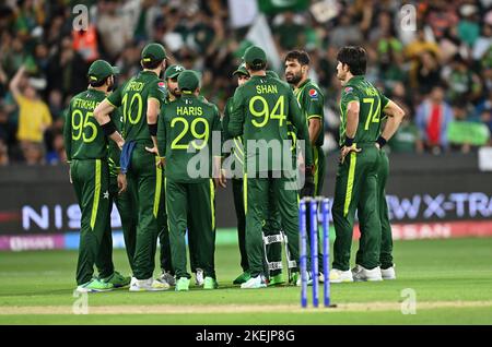 Melbourne, Australien. 13.. November 2022. Das pakistanische Team feiert das Wicket von Phil Salt aus England beim ICC Men-Weltcup-Spiel T20 zwischen Pakistan und England am 13. November 2022 auf dem Melbourne Cricket Ground in Melbourne, Australien. (Foto : Izhar Khan) BILD AUF REDAKTIONELLE VERWENDUNG beschränkt - STRENG KEINE KOMMERZIELLE NUTZUNG Quelle: Izhar Ahmed Khan/Alamy Live News/Alamy Live News Stockfoto