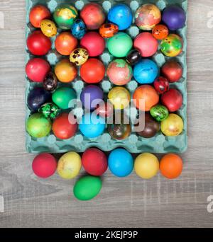 Multicoloуred bemalte Hühner und Wachtel Еaster Eier in Eierkarton Stockfoto