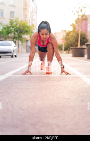 Athlet an der Startlinie der Leichtathletik-Strecke Stockfoto