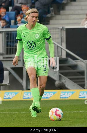 12. November 2022, PreZero Arena, Sinsheim, GER, 1. FBL, TSG 1899 Hoffenheim vs VfL Wolfsburg, DFL-Vorschriften verbieten die Verwendung von Fotografien als Bildsequenzen und/oder quasi-Video. Im Bild Sebastian Bornauw (Wolfsburg) Stockfoto