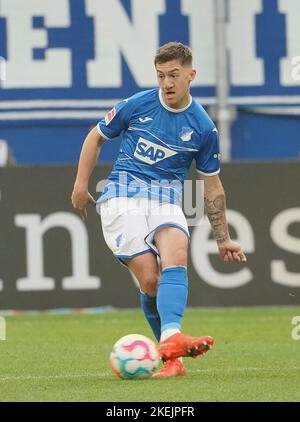 12. November 2022, PreZero Arena, Sinsheim, GER, 1. FBL, TSG 1899 Hoffenheim vs VfL Wolfsburg, DFL-Vorschriften verbieten die Verwendung von Fotografien als Bildsequenzen und/oder quasi-Video. Im Bild Angelo Stiller (Hoffenheim) Stockfoto