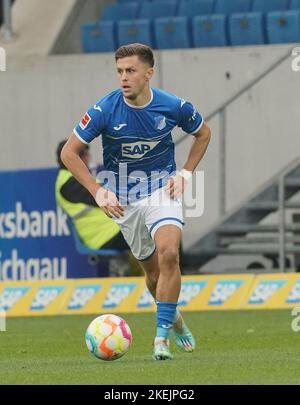 12. November 2022, PreZero Arena, Sinsheim, GER, 1. FBL, TSG 1899 Hoffenheim vs VfL Wolfsburg, DFL-Vorschriften verbieten die Verwendung von Fotografien als Bildsequenzen und/oder quasi-Video. Im Bild Christoph Baumgartner (Hoffenheim) Stockfoto