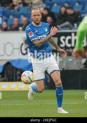 12. November 2022, PreZero Arena, Sinsheim, GER, 1. FBL, TSG 1899 Hoffenheim vs VfL Wolfsburg, DFL-Vorschriften verbieten die Verwendung von Fotografien als Bildsequenzen und/oder quasi-Video. Im Bild Kevin Vogt (Hoffenheim) Stockfoto