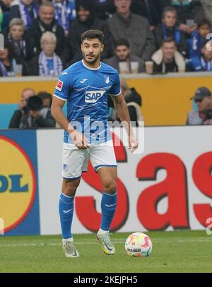 12. November 2022, PreZero Arena, Sinsheim, GER, 1. FBL, TSG 1899 Hoffenheim vs VfL Wolfsburg, DFL-Vorschriften verbieten die Verwendung von Fotografien als Bildsequenzen und/oder quasi-Video. Im Bild Ozan Kabak (Hoffenheim) Stockfoto