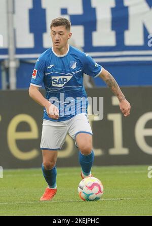 12. November 2022, PreZero Arena, Sinsheim, GER, 1. FBL, TSG 1899 Hoffenheim vs VfL Wolfsburg, DFL-Vorschriften verbieten die Verwendung von Fotografien als Bildsequenzen und/oder quasi-Video. Im Bild Angelo Stiller (Hoffenheim) Stockfoto
