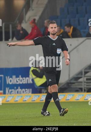 12. November 2022, PreZero Arena, Sinsheim, GER, 1. FBL, TSG 1899 Hoffenheim vs VfL Wolfsburg, DFL Vorschriften verbieten die Verwendung von Fotos als Bildsequenzen und/oder quasi-Video. Im Bild Schiedsrichter Daniel Schlager Stockfoto