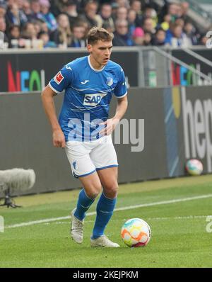 12. November 2022, PreZero Arena, Sinsheim, GER, 1. FBL, TSG 1899 Hoffenheim vs VfL Wolfsburg, DFL-Vorschriften verbieten die Verwendung von Fotografien als Bildsequenzen und/oder quasi-Video. Im Bild Robert Skov (Hoffenheim) Stockfoto