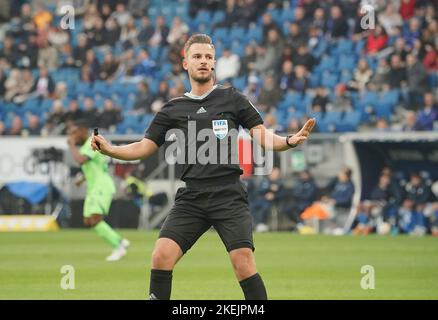 12. November 2022, PreZero Arena, Sinsheim, GER, 1. FBL, TSG 1899 Hoffenheim vs VfL Wolfsburg, DFL Vorschriften verbieten die Verwendung von Fotos als Bildsequenzen und/oder quasi-Video. Im Bild Schiedsrichter Daniel Schlager Stockfoto