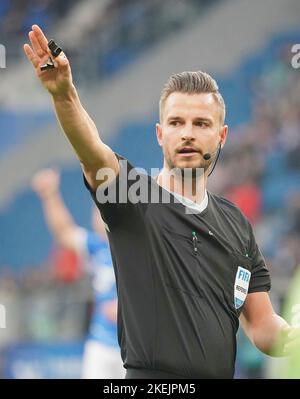 12. November 2022, PreZero Arena, Sinsheim, GER, 1. FBL, TSG 1899 Hoffenheim vs VfL Wolfsburg, DFL Vorschriften verbieten die Verwendung von Fotos als Bildsequenzen und/oder quasi-Video. Im Bild Schiedsrichter Daniel Schlager Stockfoto