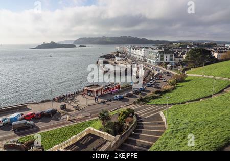 Die geschäftige Uferpromenade in West Hoe in Plymouth empfängt Besucher an einem sonnigen und milden Novembertag. Luxus-Apartments nutzen die Vorteile der exeptional Stockfoto