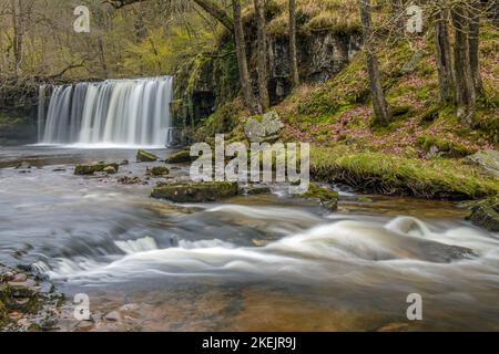 Die Upper Ddwli Falls am Fluss Neath oder Afon Nedd an der Spitze des Val of Neath im November Stockfoto
