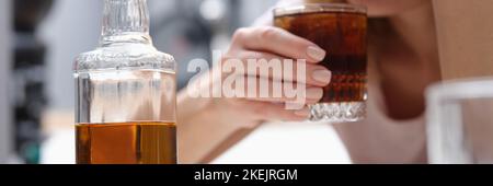 Betrunkene depressive Alkoholikerin, die zu Hause allein Whisky trinkt Stockfoto