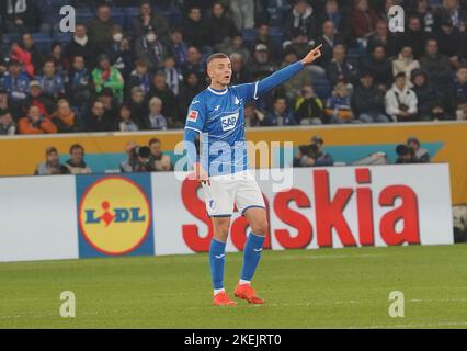 12. November 2022, PreZero Arena, Sinsheim, GER, 1. FBL, TSG 1899 Hoffenheim vs VfL Wolfsburg, DFL-Vorschriften verbieten die Verwendung von Fotografien als Bildsequenzen und/oder quasi-Video. Im Bild Fisnik Asllani (Hoffenheim) Stockfoto