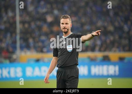 12. November 2022, PreZero Arena, Sinsheim, GER, 1. FBL, TSG 1899 Hoffenheim vs VfL Wolfsburg, DFL Vorschriften verbieten die Verwendung von Fotos als Bildsequenzen und/oder quasi-Video. Im Bild Schiedsrichter Daniel Schlager Stockfoto