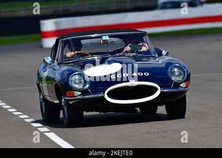 Jaguar E-Type, ECD 400, Graham Hill Feier, ein viel gefeierter und charismatischer Formel-1-Weltmeister, gewann er seinen ersten F1-Titel vor 60 Jahren an Stockfoto