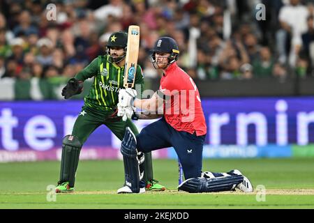 Melbourne, Australien. 13.. November 2022. Ben Stokes von England bat beim ICC Men-Weltcup-Spiel T20 zwischen Pakistan und England am Melbourne Cricket Ground am 13. November 2022 in Melbourne, Australien. (Foto : Izhar Khan) BILD AUF REDAKTIONELLE VERWENDUNG beschränkt - STRENG KEINE KOMMERZIELLE NUTZUNG Quelle: Izhar Ahmed Khan/Alamy Live News/Alamy Live News Stockfoto