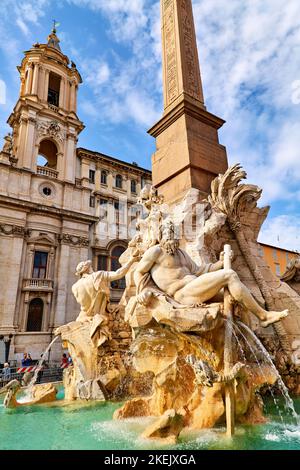 Rom Latium Italien. Fontana dei Quattro Fiumi (Brunnen der vier Wasserströmungen) ist ein Brunnen auf der Piazza Navona. Es wurde von Gian Lorenzo Bernini entworfen Stockfoto