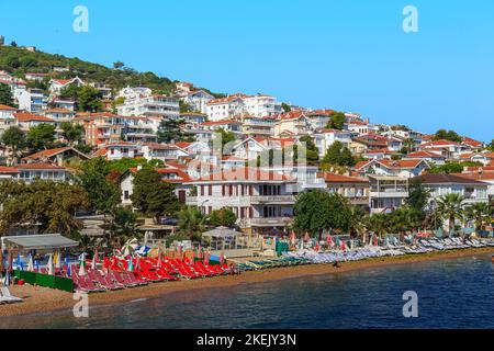 KINALIADA, TÜRKEI - 15. SEPTEMBER 2017: Dies ist ein Wohngebiet und die Strände einer der Prinzeninseln im Marmarameer. Stockfoto